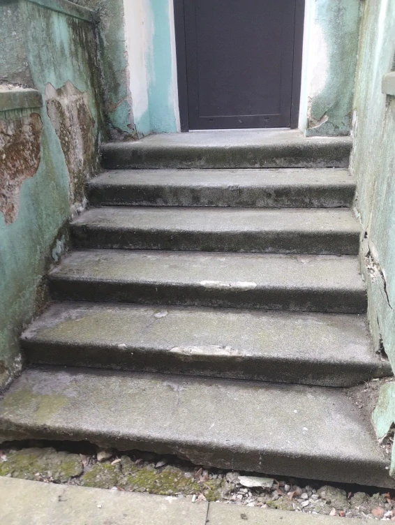 Čištění ploch od trávy , čistění dvorů  1 m2