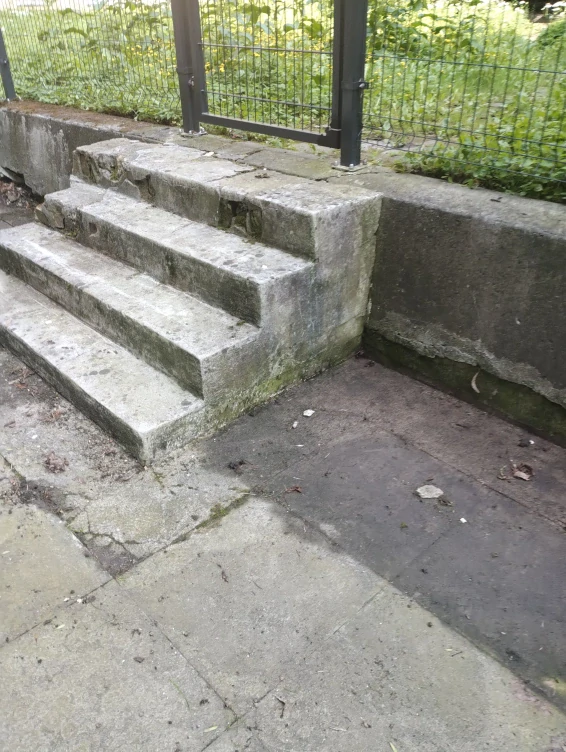 Čištění ploch od trávy , čistění dvorů  1 m2